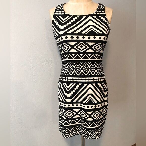 Black & White Geometric Bodycon Dress Junior Size M Open Ladder Back Zip VGUC - Picture 4 of 6